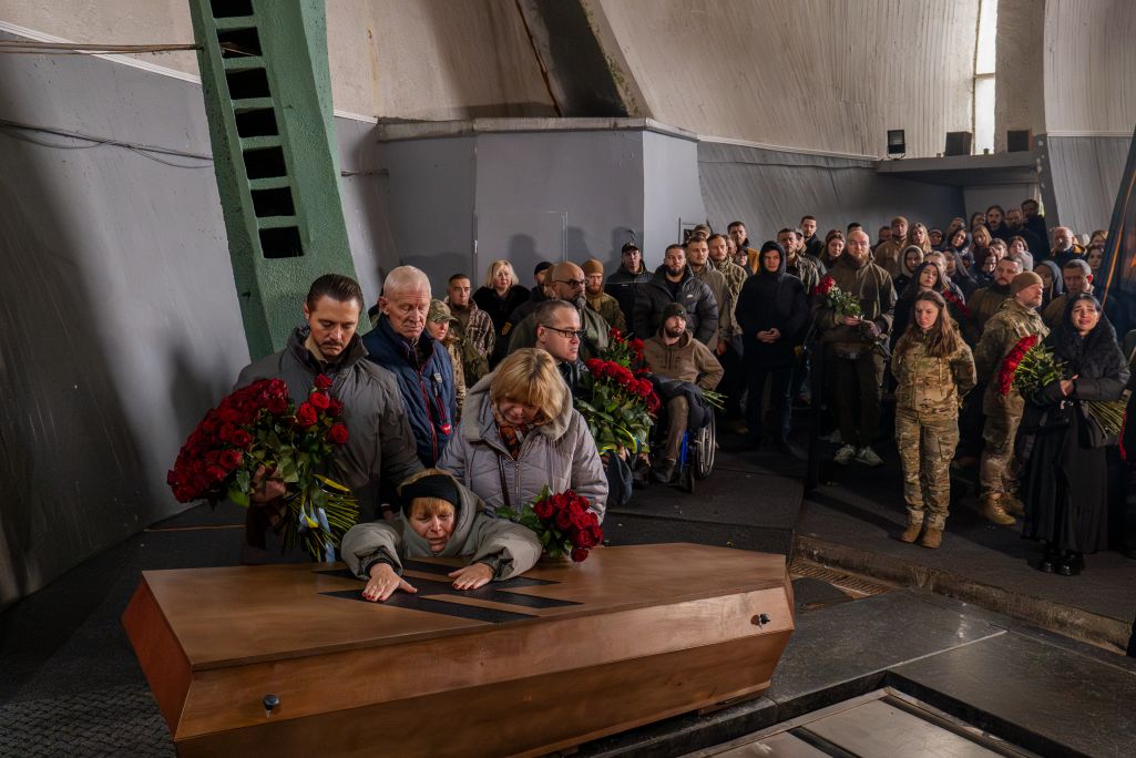 Сваякі смуткуюць падчас цырымоніі развітання з медыкам 3-й дэсантна-штурмавой брыгады Валянцінай Нагорнай з пазыўным Валькірыя. Валянціна Нагорная загінула на фронце разам са сваім каханым – вайскоўцам Данілам Ляшкевічам з пазыўным «Берсерк». Жанчына далучылася да ўкраінскага войска на пачатку поўнамаштабнага ўварвання Расеі ва Украіну і ратавала параненых, працуючы на стабілізацыйным пункце каля фронту. Кіеў, Украіна. 8 лістапада 2024 года. Фота: Dan Bashakov / Global Images Ukraine via Getty Images