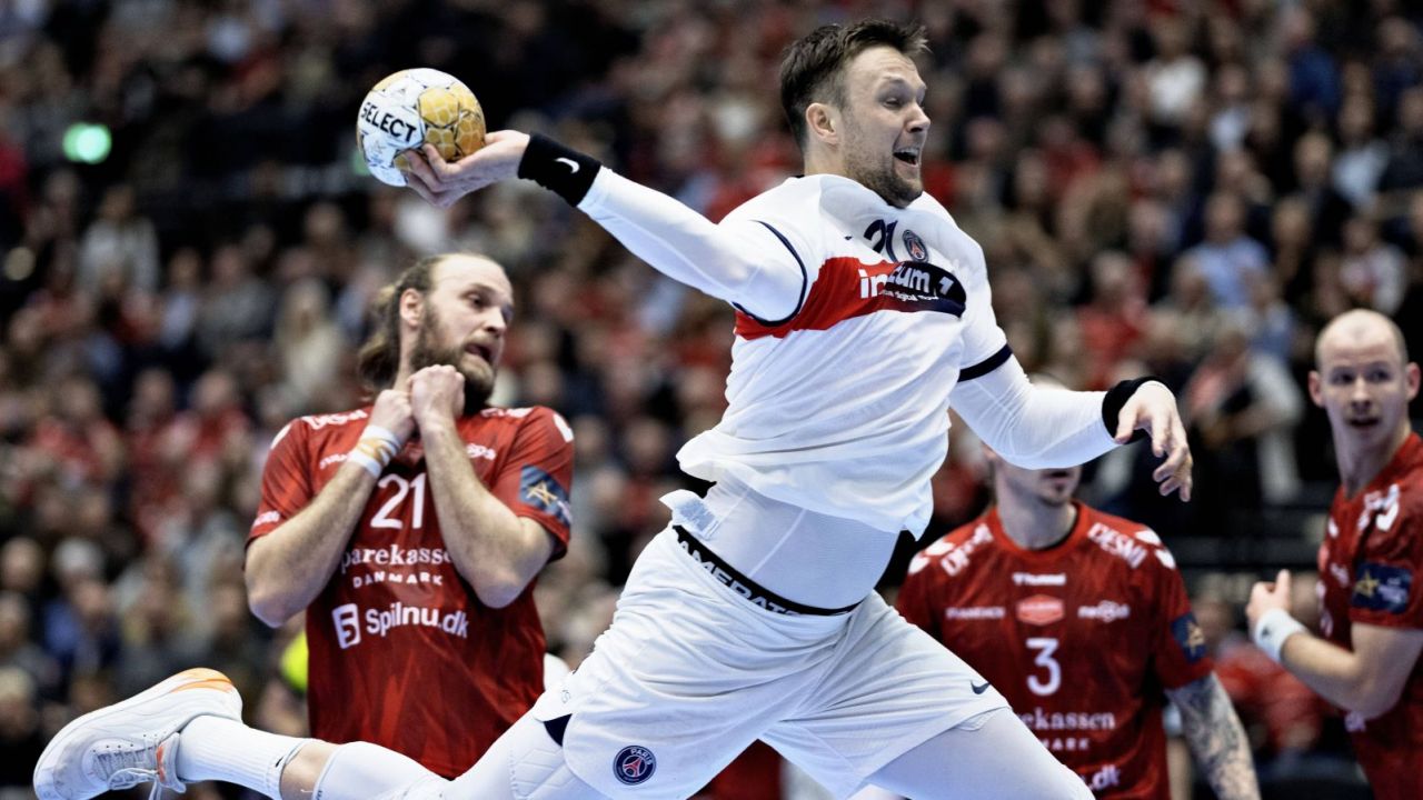 Kamil Syprzak (na zdjęciu z piłką) znakomicie rozpoczął sezon 2024/25 (fot. PAP / EPA)