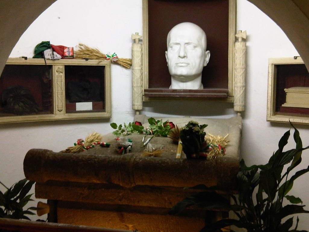 Склеп Мусаліні. Прэдап’ё (Predappio), Італія. 6 верасня 2009 года. Фота: Lovio / Wikimedia
