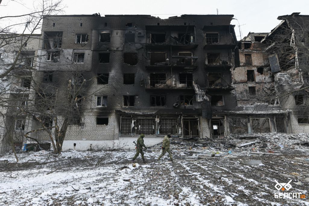 Украінскі горад Валнаваха на паўднёвым захадзе Данецкай вобласці пасля абстрэлу. 13 сакавіка 2022 года. (Фота: Stringer / Белсат)