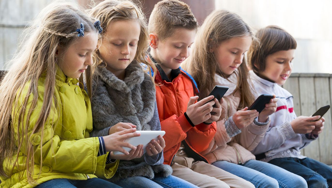 Eksperci alarmują, że polskie dzieci są uzależnione od smartfonów (fot. Shutterstock/BearFotos)