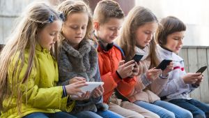 Eksperci alarmują, że polskie dzieci są uzależnione od smartfonów (fot. Shutterstock/BearFotos)