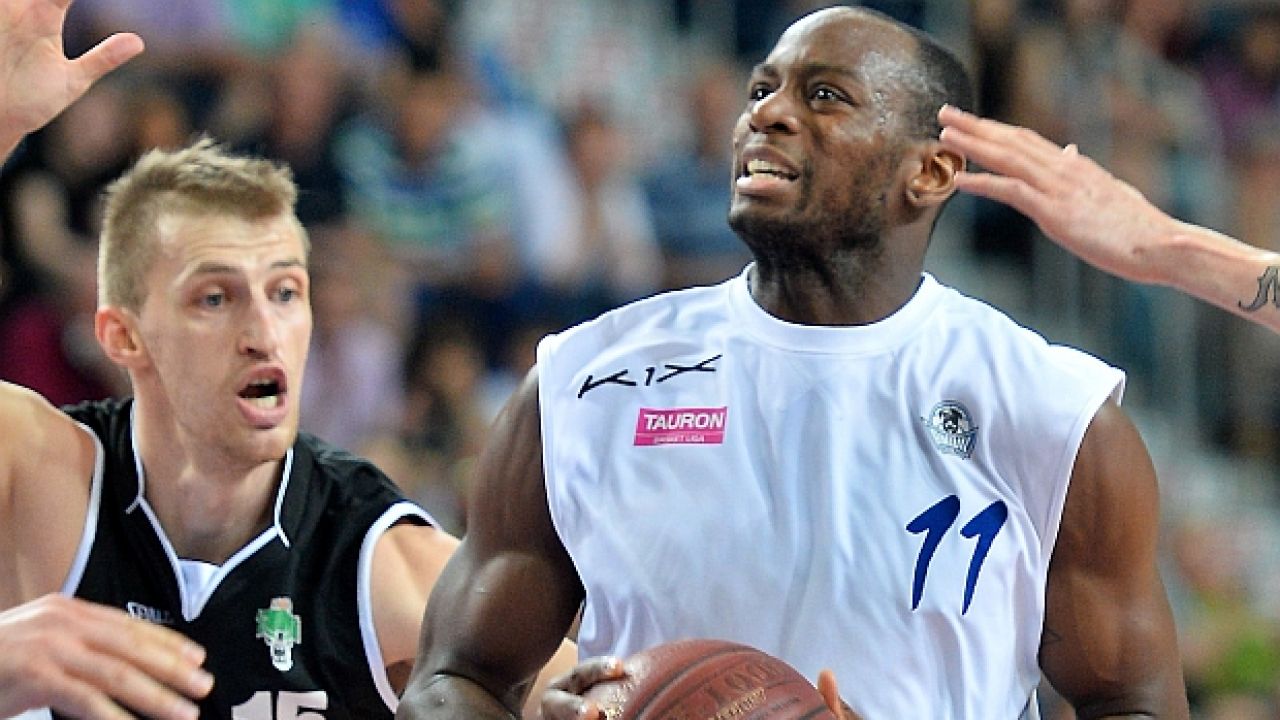 Djordje Micić z PGE Turowa powstrzymuje Marcusa Ginyarda z Anwilu (fot. PAP/Tytus Żmijewski)