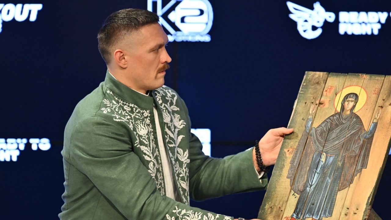 Oleksandr Usyk z ikoną Matki Boskiej, wykonaną przez ukraińskiego artystę Oleksandra