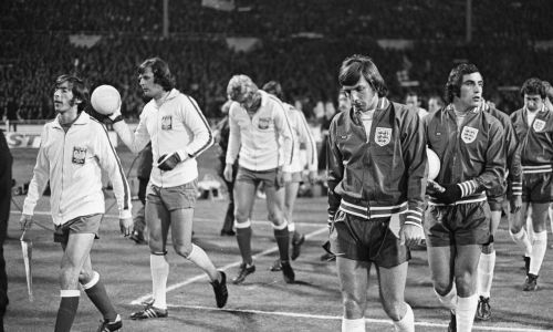 England goalkeeper Peter Shilton (second from right) follows captain Martin Peters before the start of the match against Poland. On the left, the captain of the Polish national team, Kazimiera Deyna, and behind him goalkeeper Jan Tomaszewski. Photo PAP/PA