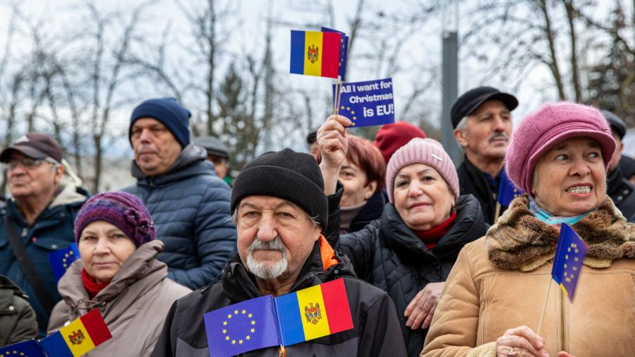 Малдаване трымаюць сцягі Малдовы і ЕЗ падчас мітынгу і канцэрту пад адкрытым небам у двары штаб-кватэры прэзідэнткі Малдовы ў Кішынэве, Малдова. 17 снежня 2023 года. Фота: Elena Covalenco / AFP / East News