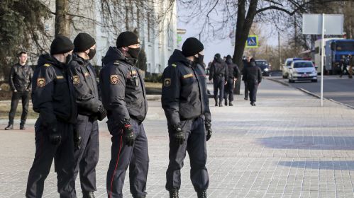 Міліцыя патрулюе вуліцу, каб перашкодзіць мітынгу, прысвечанаму Дню Волі ў Менску, Беларусь. 25 сакавіка 2021 года. Здымак мае ілюстрацыйны характар. Фота: BelaPan via AP / East News