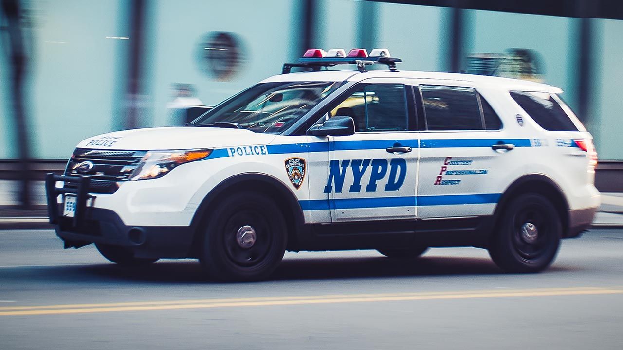 Kierowca zaczął uciekać przed policją (fot. Shutterstock)