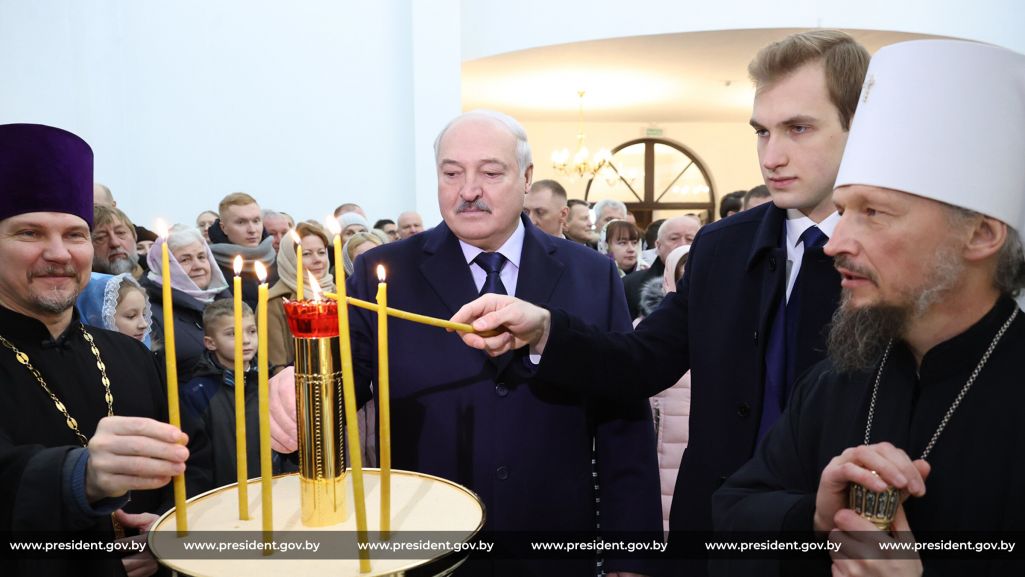 Лукашэнка з сынам Мікалаем на праваслаўнае Раство ў храме. (Фота: president.gov.by)