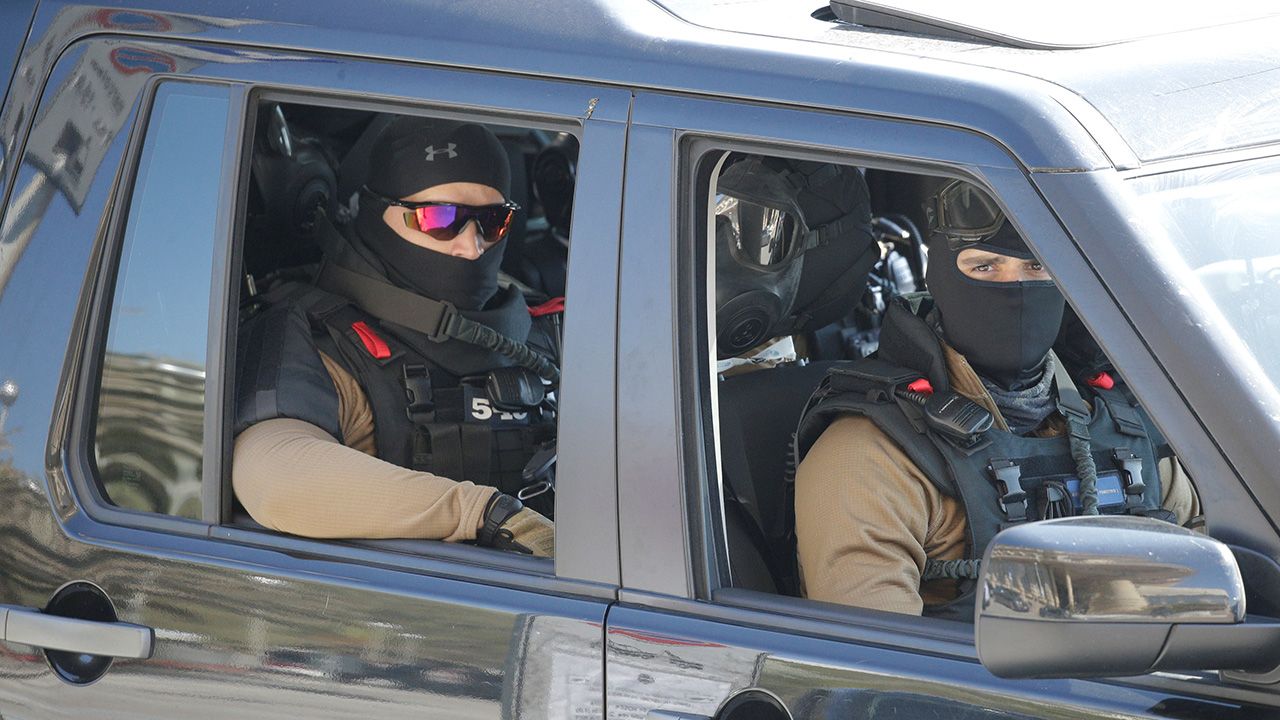 Oddział specialny włoskiej policji podczas patrolu (fot. REUTERS/Max Rossi)