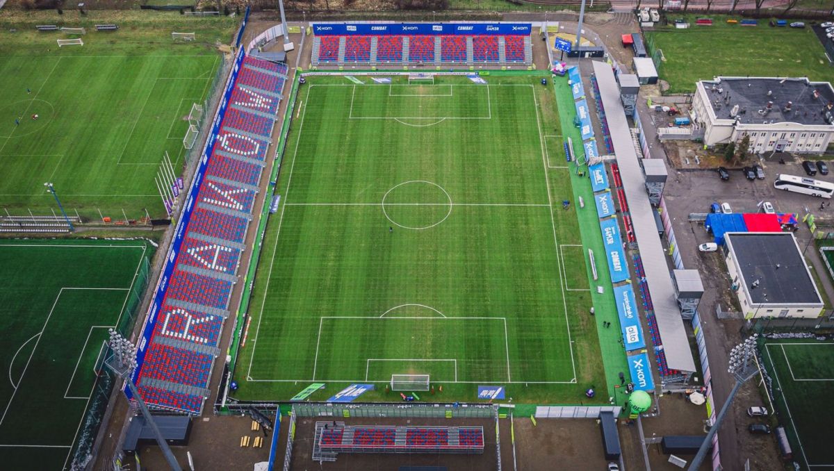 PKO Ekstraklasa. Skandaliczne warunki na stadionie Rakowa Częstochowa. Kibice gości stoją w... klatce (sport.tvp.pl)