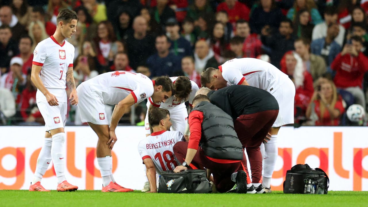 Bartosz Bereszyński leży na murawie w Porto (fot. Piotr Kucza/400mm.pl)