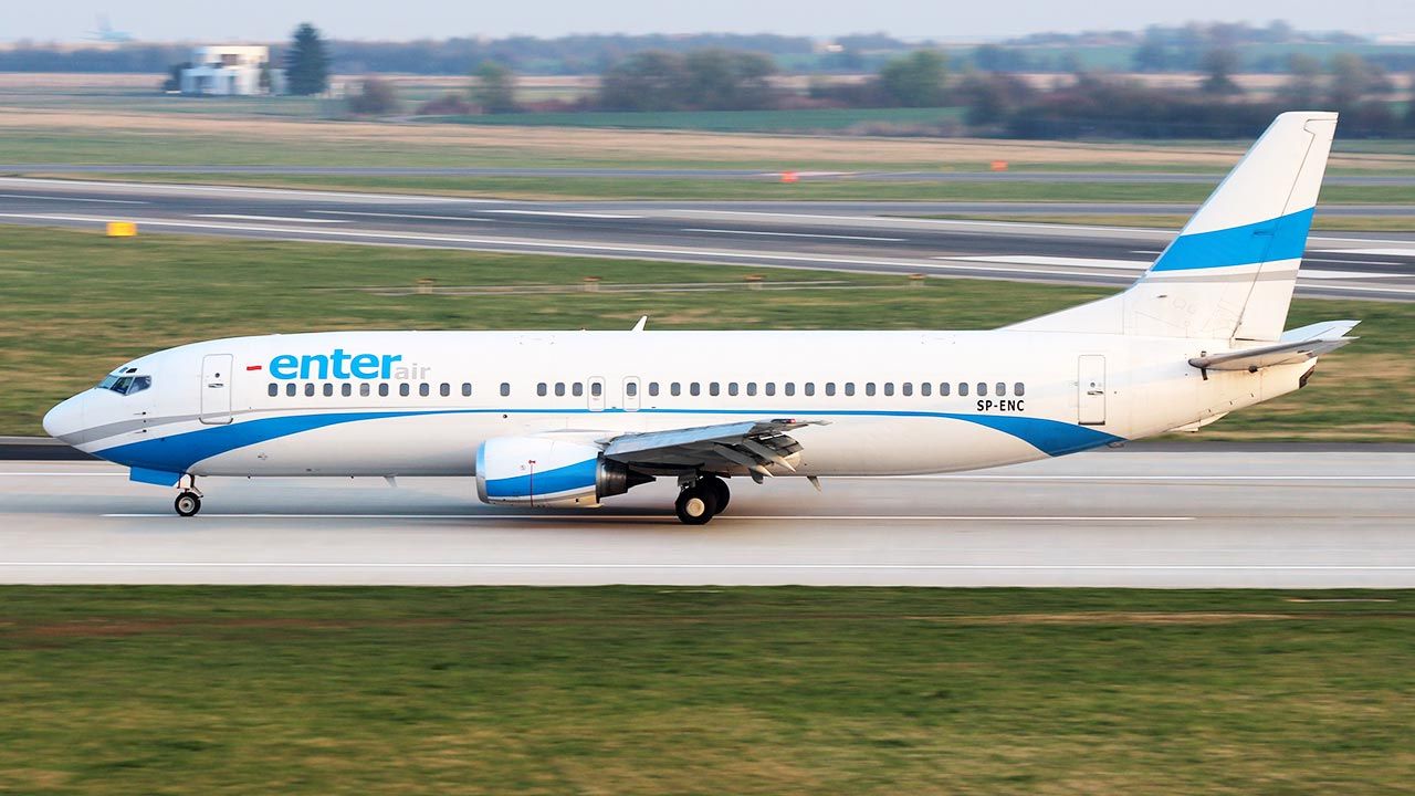 Samolot linii EnterAir lądował awaryjnie na lotnisku w Warszawie (fot. Shutterstock/Senohrabek)