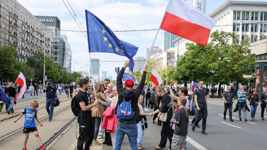 Dziś kandydaci mobilizowali zwolenników na marszach w Warszawie (Fot. Rafał Guz PAP)