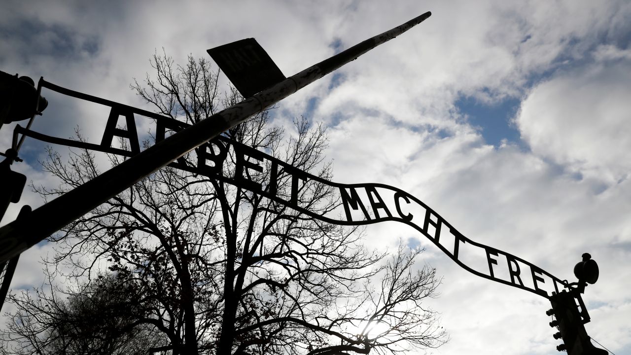 Z badań wynika, że Polacy są podzieleni w kwestii symboliki Auschwitz (fot. REUTERS/Kacper Pempel)