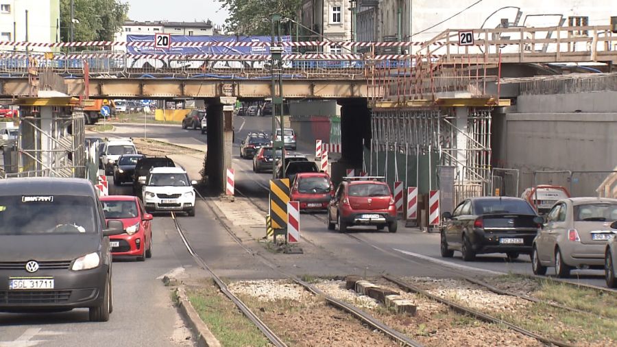 Z utrudnieniami w centrum Sosnowca muszą liczyć się nie tylko kierowcy, ale też pasażerowie komunikacji miejskiej. Fot. TVP3 Katowice