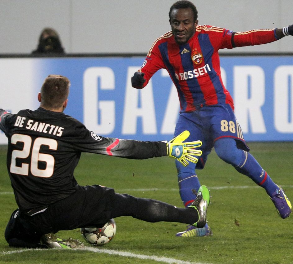 Seydou Doumbia (P) i Morgan De Sanctis (fot. PAP/EPA)