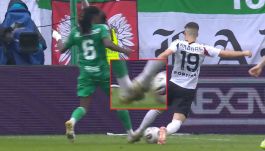 To ujęcie – w przeciwieństwie do innych – sugeruje, że być może to Ruben Vinagre z Legii był pierwszy przy piłce i on ją zagrał. (kadr: Ekstraklasa TV/TVPSPORT.PL) 