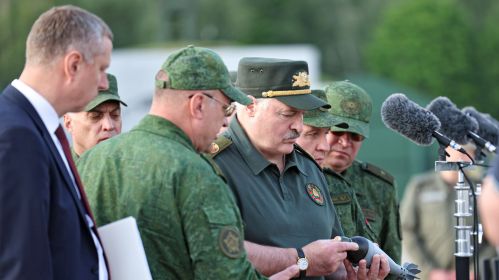 Аляксандр Лукашэнка разглядае снарад падчас наведвання цэнтру падрыхтоўкі беспілотных комплексаў