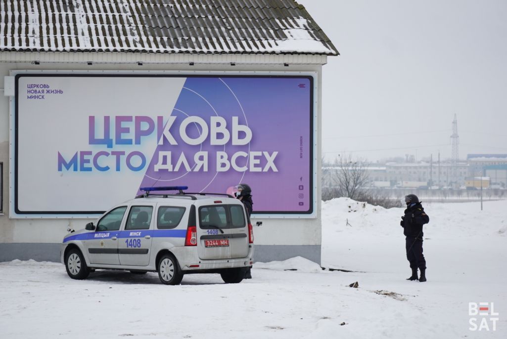 За сустрэчай вернікаў пратэстанцкай царквы «Новае жыццё» назірае міліцыя. Менск, Беларусь. 21 лютага 2021 года. (Фота: Белсат)