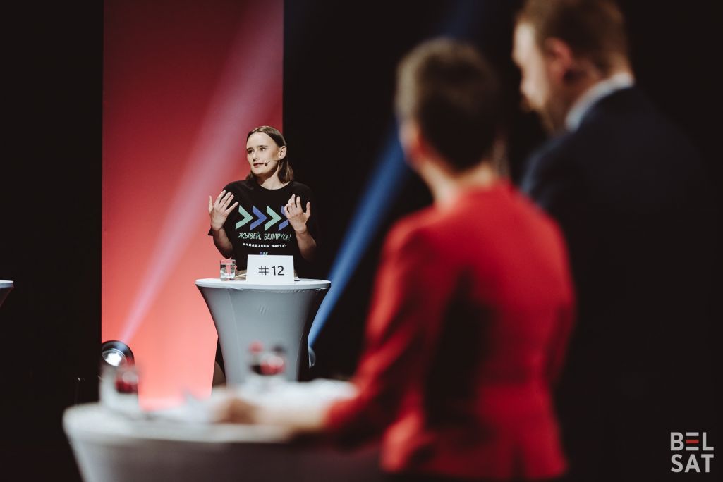 Лізавета Пракопчык, прадстаўніца спісу № 12 «Моладзевы наступ», падчас дэбатаў кандыдатаў на выбары ў Каардынацыйную раду на «Белсаце». Варшава, Польшча. 24 траўня 2024 года. (Фота: Белсат)