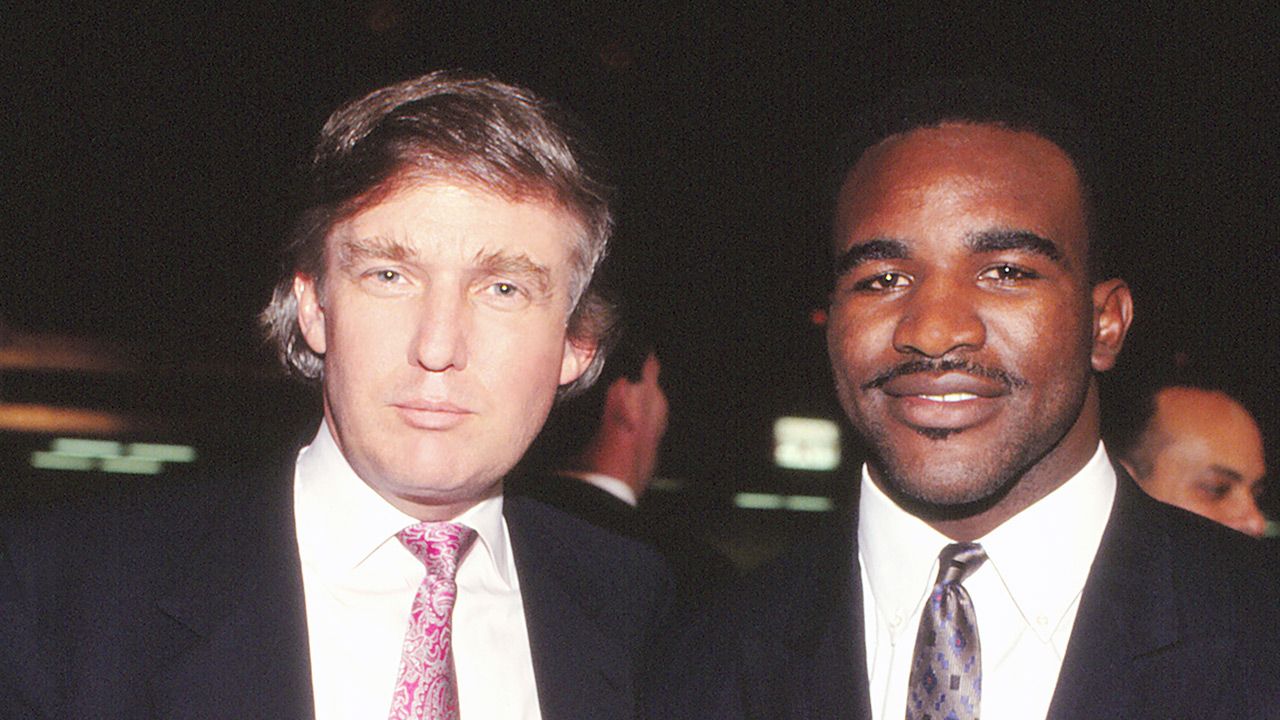 Donald Trump i Evander Holyfield podczas walki Mike'a Tysona w 1988 roku (fot. Jeffrey Asher/ Getty Images) Donald Trump i Evander Holyfield podczas walki Mike'a Tysona w 1988 roku (fot. Jeffrey Asher/ Getty Images)
