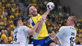 Szczypiorniści Industrii Kielce nie mogą być zadowoleni ze swoich występów w Lidze Mistrzów. Zespół z województwa świętokrzyskiego wygrał do tej pory tylko jedno spotkanie. W środę przegrał z francuskim HBC Nantes (fot. PAP/Piotr Polak)