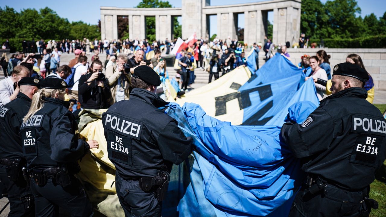 Policjanci zabierali flagi Ukrainy (fot. EPA/CLEMENS BILAN Dostawca: PAP/EPA) Policjanci zabierali flagi Ukrainy (fot. EPA/CLEMENS BILAN Dostawca: PAP/EPA)