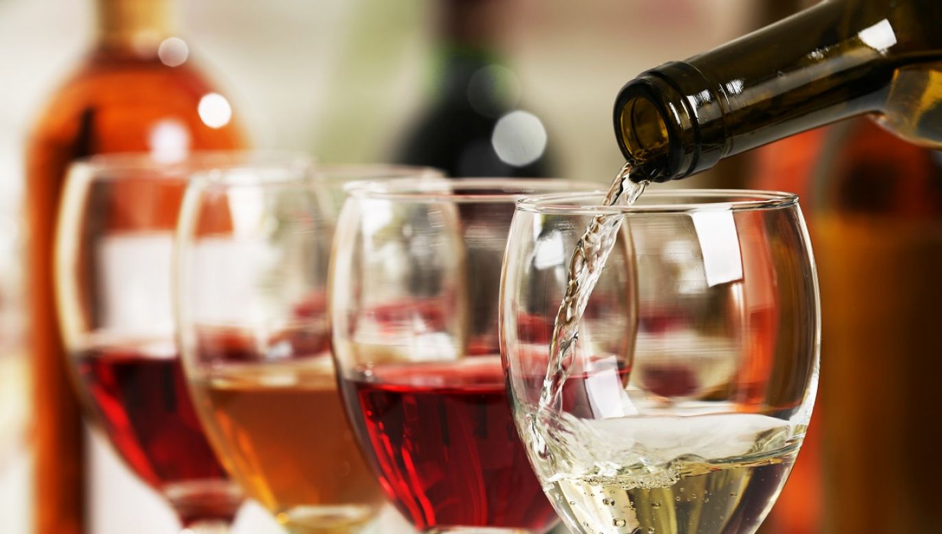 Wcześniejsze badania traktowały napoje alkoholowe jako całość, nie mierząc oddzielnie wpływu wina (fot. Shutterstock)