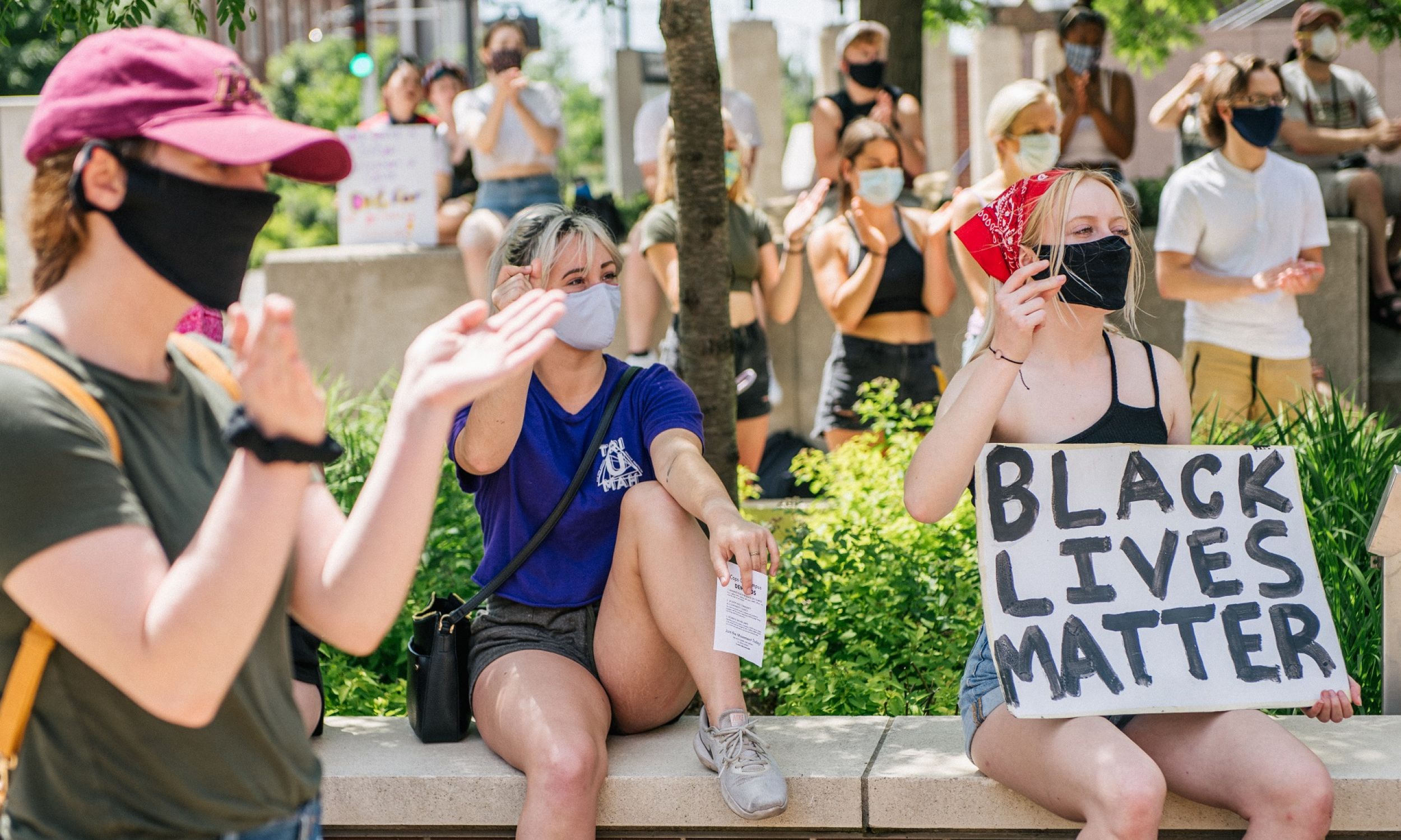 7 czerwca studenci Uniwersyetetu w Minnesocie zebrali się przed siedzibą policji w kampusie, by – jak robią to od dwóch lat – domagać się rozbrojenia funkcjonariuszy, którzy wchodzą na teren uczelni. Fot. Brandon Bell/Getty Images