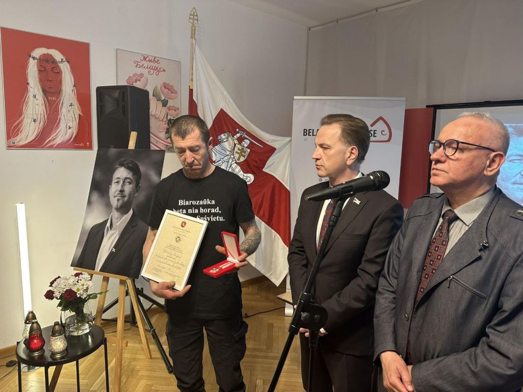 Рада БНР перадала сям’і Вітольда Ашурка ордэн «Пагоня», якім ён быў пасмяротна ўзнагароджаны. (Фота: Рада БНР: афіцыйны канал / Telegram)