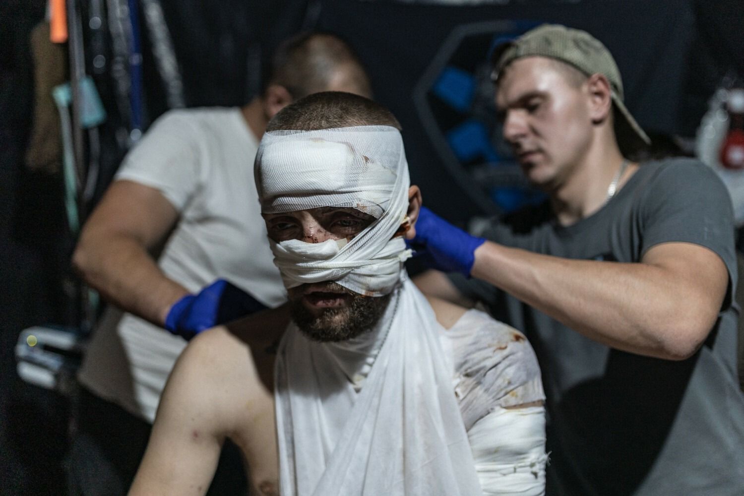 Парамедыкі з батальёну «Ваўкі Да Вінчы» аказваюць дапамогу параненым на перадавой украінскім салдатам на стабілізацыйным пункце непадалёк ад Пакроўску, Украіна. 21 жніўня 2024 года. Фота: Diego Herrera Carcedo / Anadolu Press / Abaca Press / East News