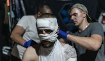 Парамедыкі з батальёну «Ваўкі Да Вінчы» аказваюць дапамогу параненым на перадавой украінскім салдатам на стабілізацыйным пункце непадалёк ад Пакроўску, Украіна. 21 жніўня 2024 года. Фота: Diego Herrera Carcedo / Anadolu Press / Abaca Press / East News