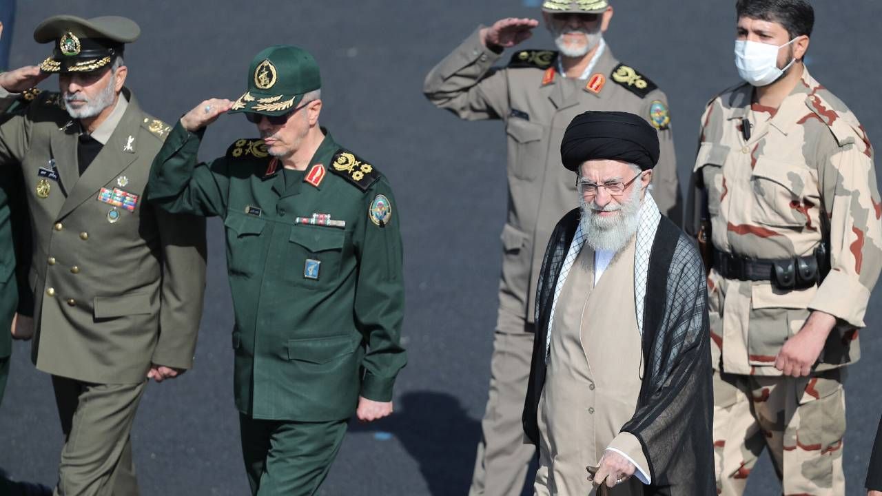 Najwyższy przywódca Ali Chamenei rządzi Iranem ponad prezydentem (fot. Iranian Leader Press Office / Handout/Anadolu Agency via Getty Images)