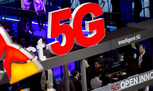 Reklama w technologii 5G. Tysiące ludzi uczestniczyło w Mobile World Congress 2018 w Barcelonie. Fot.: Miquel Llop / NurPhoto via Getty Images