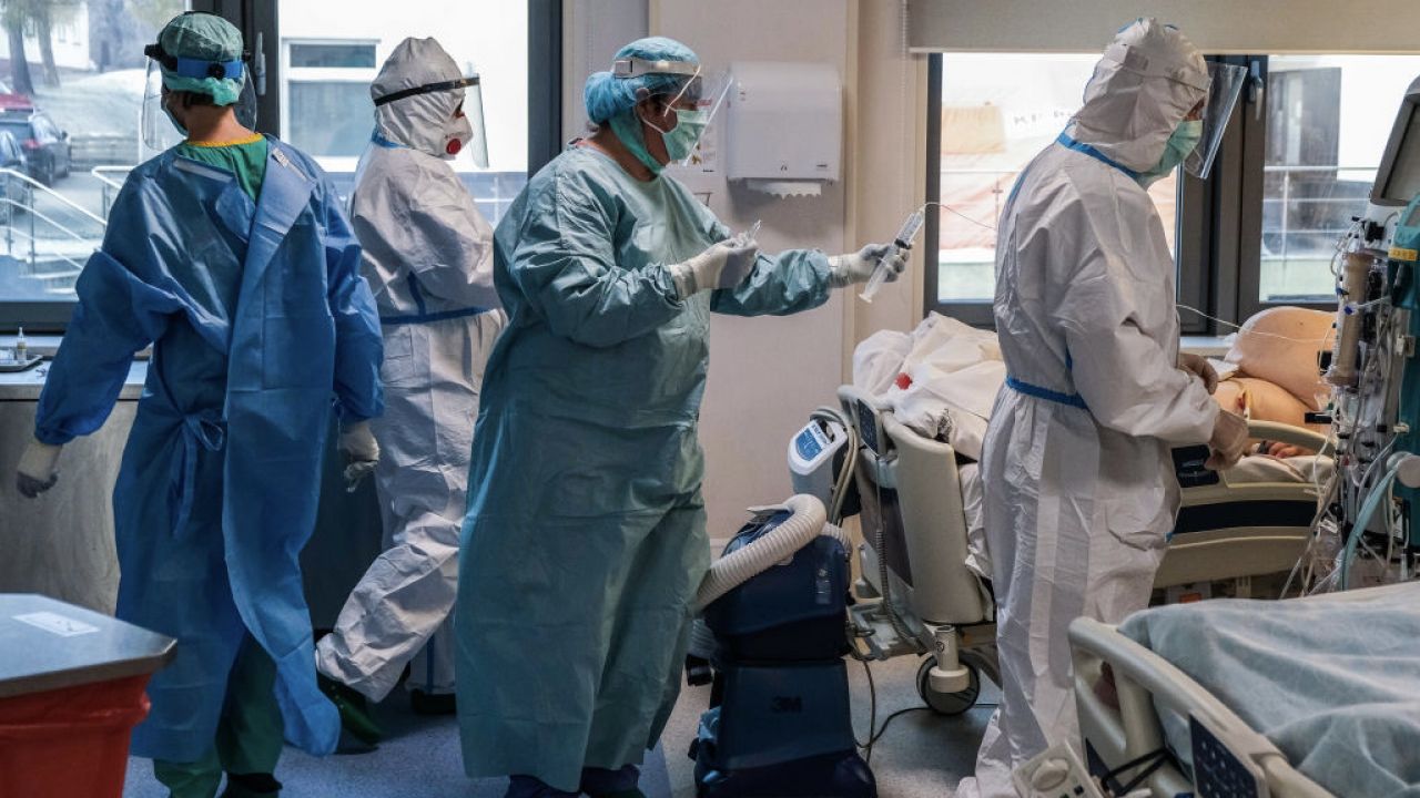 Warto spojrzeć na lekarzy, pielęgniarki, położne, diagnostów laboratoryjnych podczas walki z koronawirusem (fot. Omar Marques/Anadolu/Getty Images)