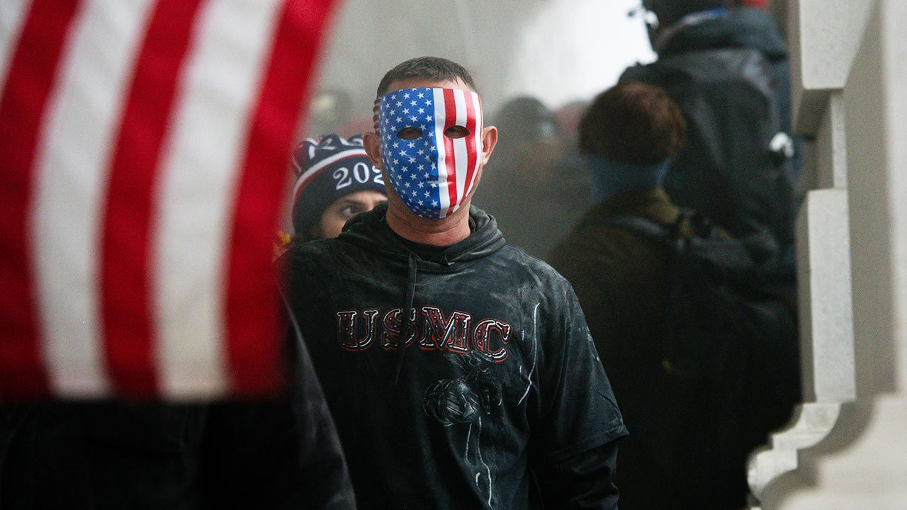 W środę doszło do zamieszek na Kapitolu (fot. Graeme Sloan/Bloomberg via Getty Images) W środę doszło do zamieszek na Kapitolu (fot. Graeme Sloan/Bloomberg via Getty Images)
