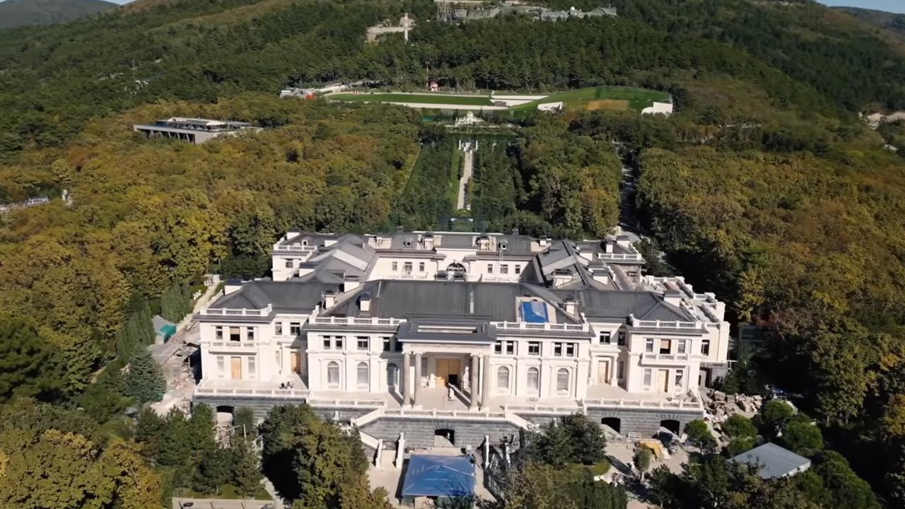 Kreml twierdzi, że posiadłość nie należy do Putina (fot. YouTube/Alexey Navalny) Kreml twierdzi, że posiadłość nie należy do Putina (fot. YouTube/Alexey Navalny)