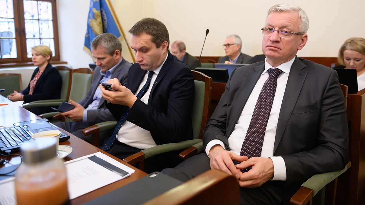 W trakcie sesji o nieprzyjmowanie karty apelowali opozycyjni radni Prawa i Sprawiedliwości (fot. PAP/Jakub Kaczmarczyk) W trakcie sesji o nieprzyjmowanie karty apelowali opozycyjni radni Prawa i Sprawiedliwości (fot. PAP/Jakub Kaczmarczyk)
