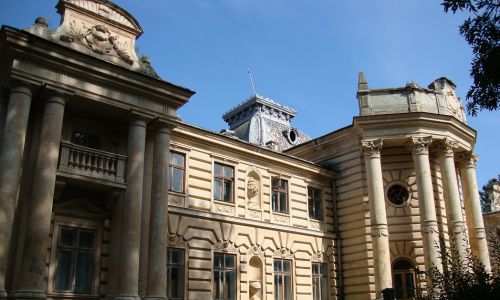 Pałac w Koropcu z początku XIX w. W 1906 roku hrabia Stanisław Marcin Badeni przebudował go na wiel-kopańską rezydencję w stylu neorenesansowym. Został zniszczony w latach 1914-1920, ale wkrótce go odbudowano. Po 1945 r. mieścił się w nim dom dziecka i szkoła. Fot. Beata Zubowicz
