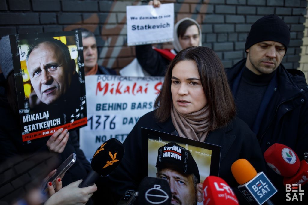 Брыфінг Святланы Ціханоўскай каля амбасады Беларусі ў Вільні, Літва. 8 сакавіка 2024 года. (Фота: Белсат)