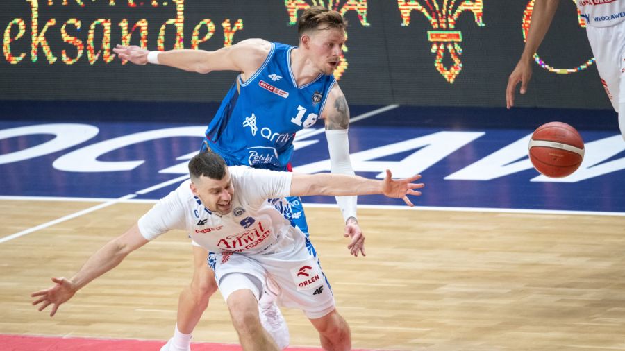 Środowe derby były bardziej zacięte: w akcji Kamil Łączyński i Viktor Gaddefors (fot. PAP/Tytus Żmijewski)