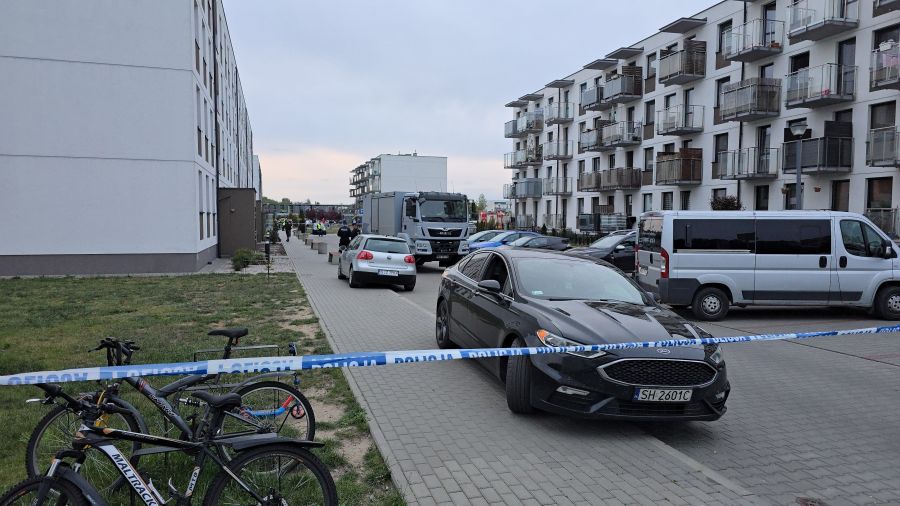 Służby odgrodziły kordonem blok w Wieliszewie. Fot.: Mateusz Szmelter