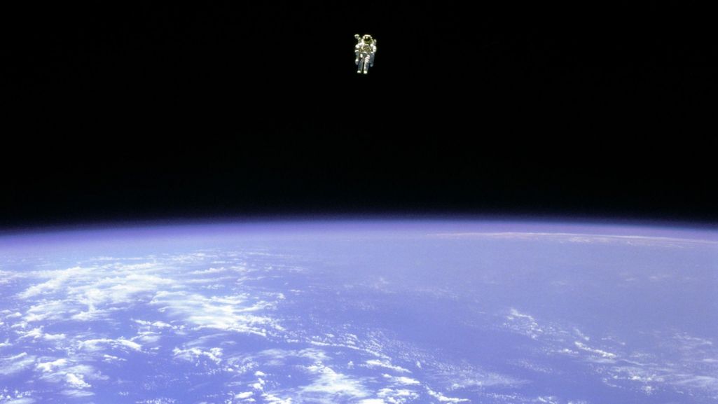 Specjalista ds. misji Bruce McCandless podczas swobodnego spaceru kosmicznego oddalił się na ok. 100 metrów od wahadłowca. Fot. NASA