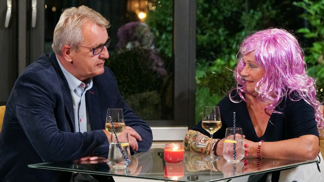 Pora na urodzinowy prezent Wiesława! Halinka zaskakuje mężczyznę, jednak on widzi ich relację jedynie na stopie koleżeńskiej. (fot. TVP)