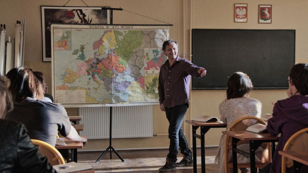 W „Carte Blanche” Andrzej Chyra wciela się w rolę Kacpra, tracącego wzrok nauczyciela, który mimo choroby pragnie dalej pracować z młodzieżą. Fot. Materiały prasowe/TVP