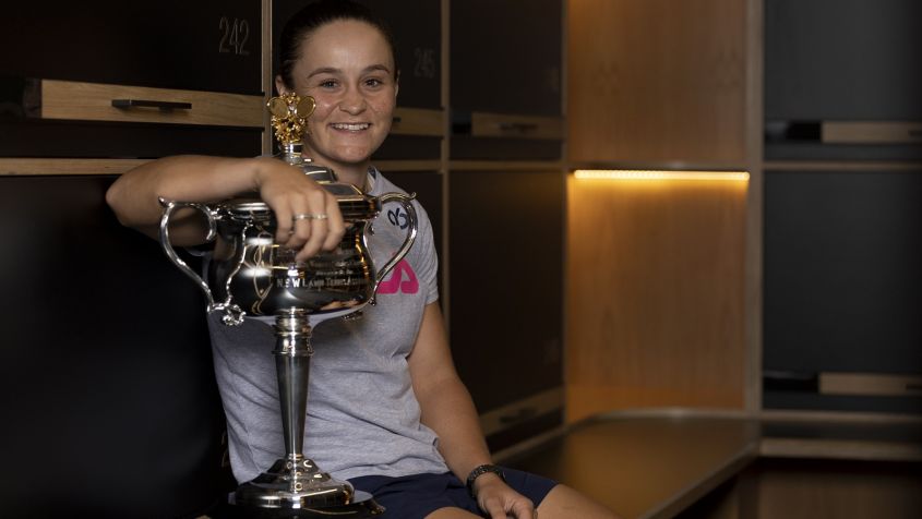 Australijka nie rozstawała się z trofeum nawet w szatni (fot. Getty Images)