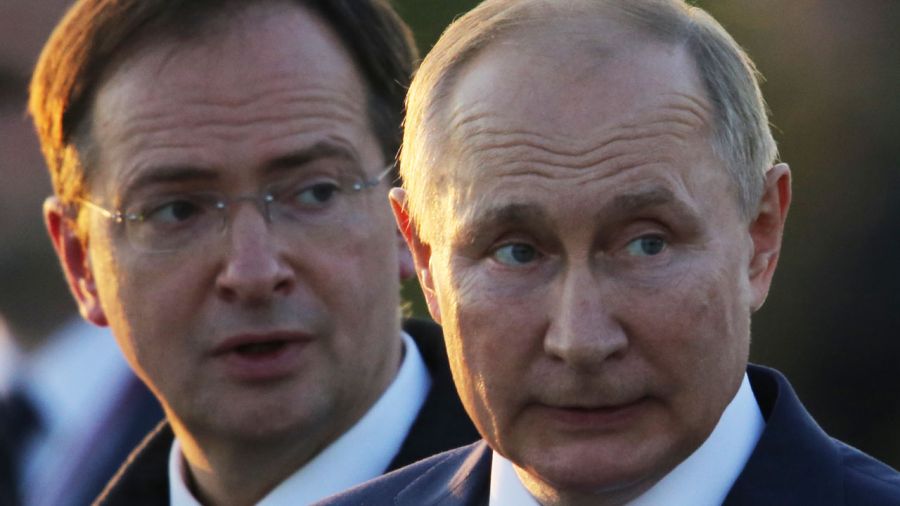 Władimir Putin bał się wyjechać z Rosji w delegację. Na jej czele postawił radykała, który jest na drugim planie (fot. Getty Images).