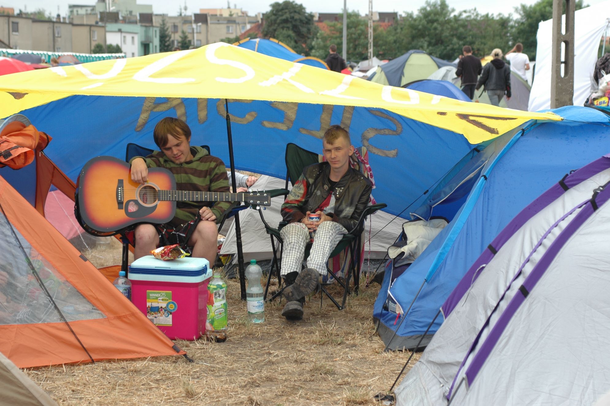 ...oraz relaksu przy gitarze i lodówce turystycznej (fot. Krzysztof Świdrak)
