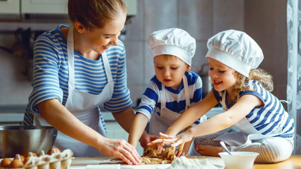 Wspólne gotowanie, gdy za oknem panuje plucha, to idealne rozwiązanie na miłe spędzenie czasu. Fot Evgeny Atamanenko/shutterstock